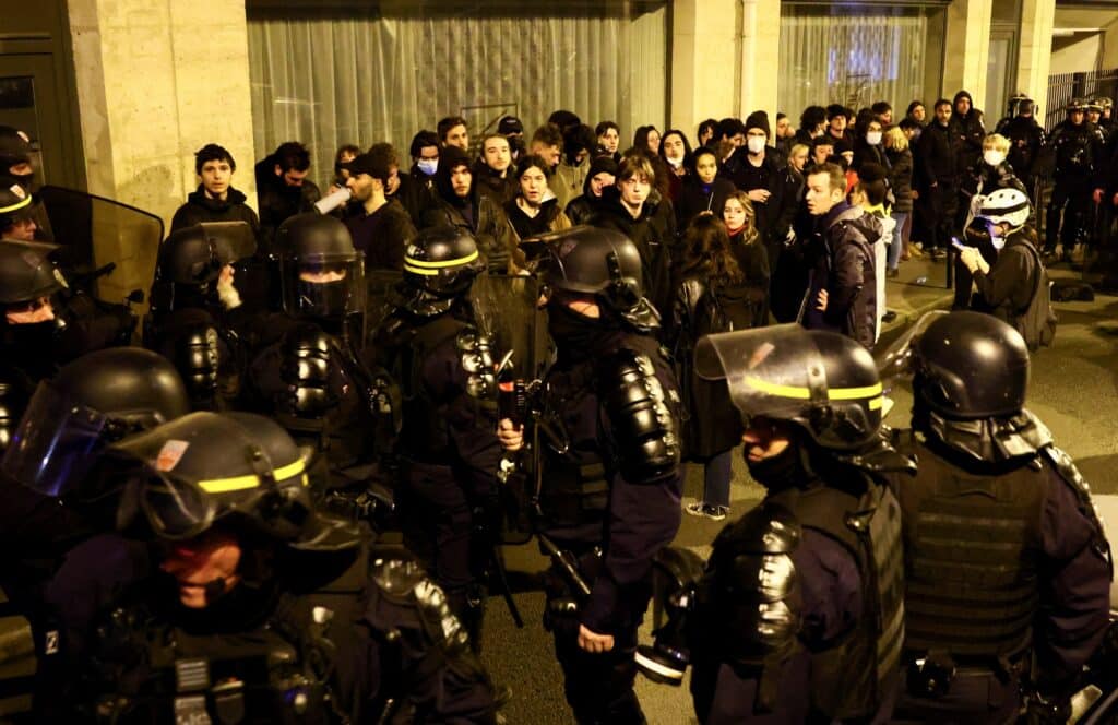 Demonstranti jsou obklíčeni pořádkovou policií, Paříž