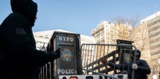 Trumpovo zatčení je stále nejisté, okolo soudu v New Yorku ale vyrostly barikády