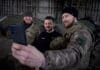 Zelenskyj navštívil vojáky bojující u Bachmutu a odsoudil útok v Záporoží