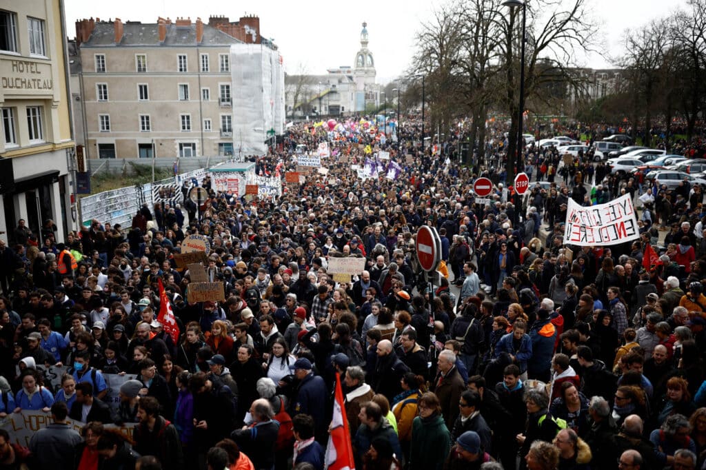 násilí protesty v Paříži důchodová reforma