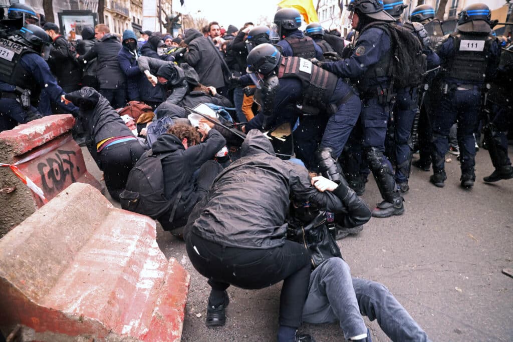 násilí protesty v Paříži důchodová reforma
