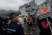 Po letech první povolený protivládní protest v Honkongu přísně hlídala policie