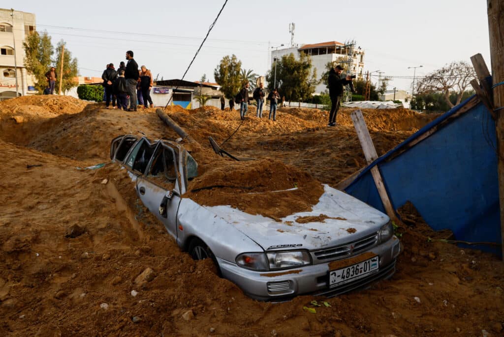 Auto zasypané pískem po dopadu rakety v Gaze