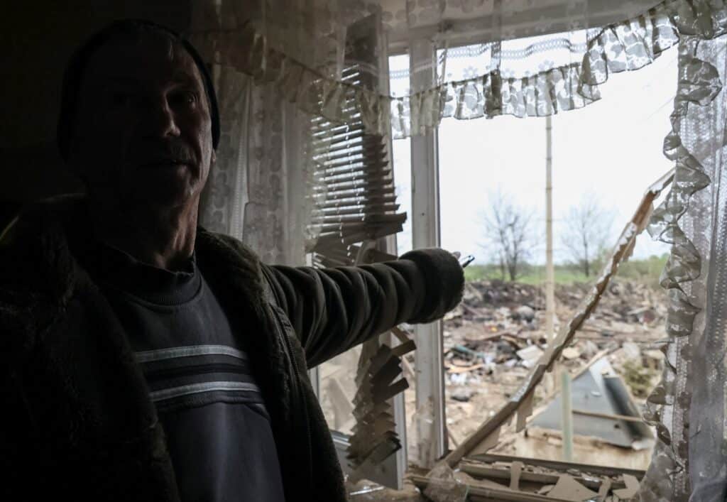 Šedesátiletý místní obyvatel ve svém domě zasaženém ruským vojenským úderem, Pavlohrad