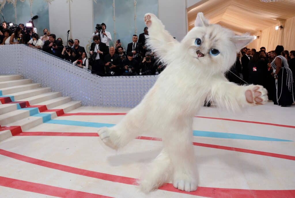 Jared Leto na Met Gala dorazil v obřím kostýmu Choupette, kočky Karla Lagerfelda