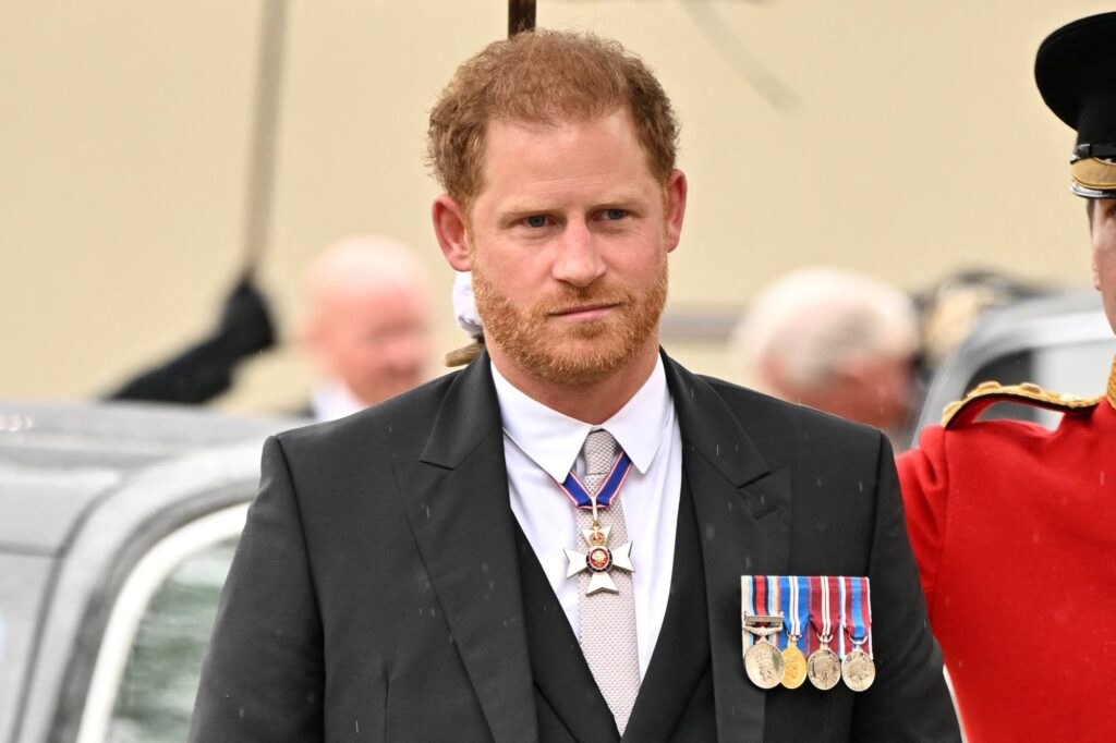 Princ Harry dorazil na korunovaci bez své manželky Meghan.