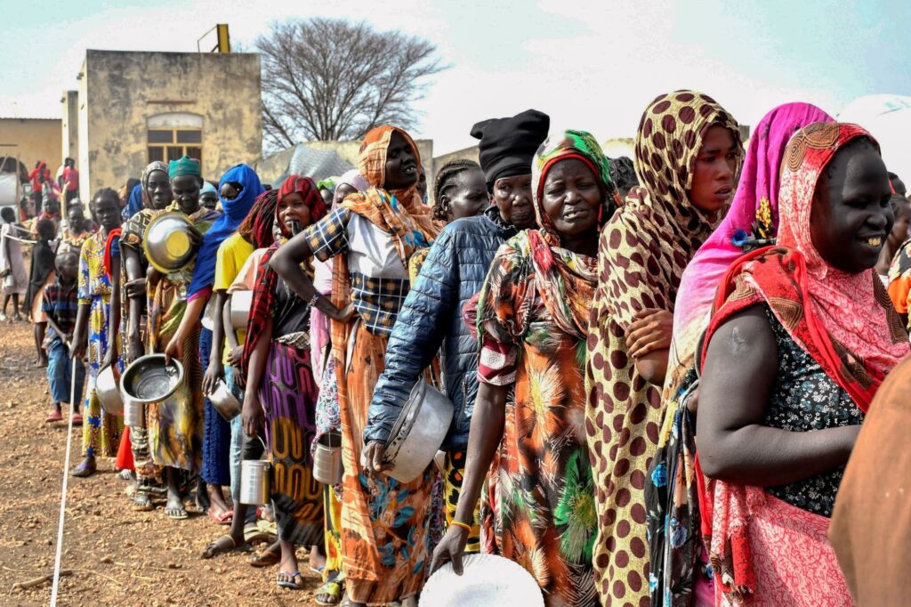 Současný konflikt zhoršil ještě více už tak špatnou humanitární situaci v Súdánu.