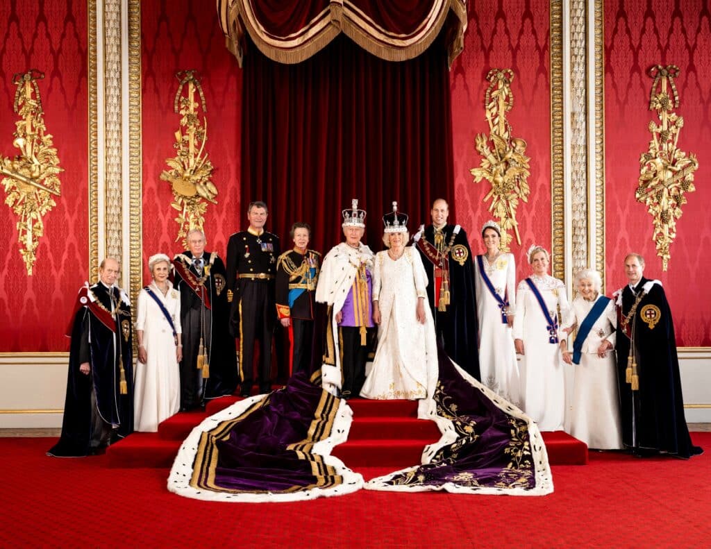 Britský král Karel III. a královna Camilla se pracujícími členy královské rodiny včetně prince Williama a Kate