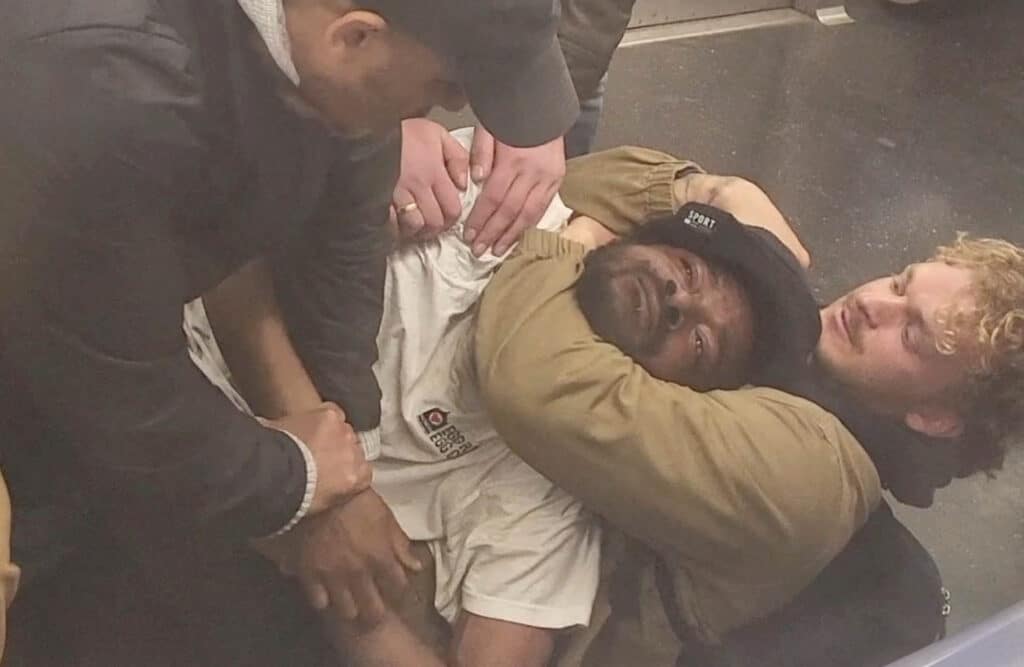Uškrtil bezdomovce v metru americký mariňák