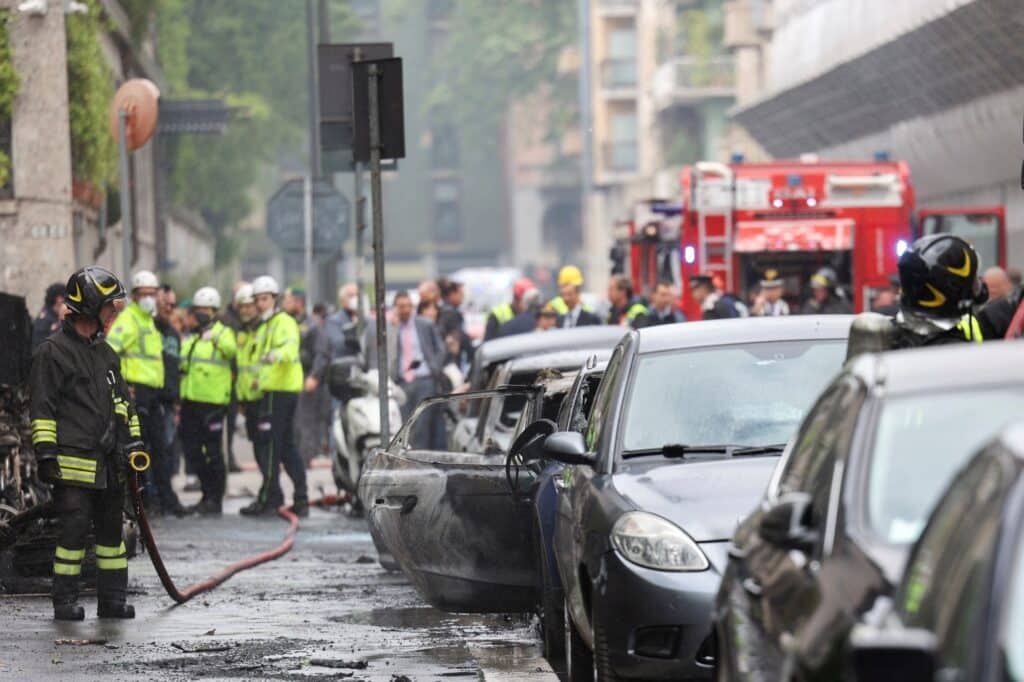 V plamenech skončilo nejméně pět aut a čtyři mopedy