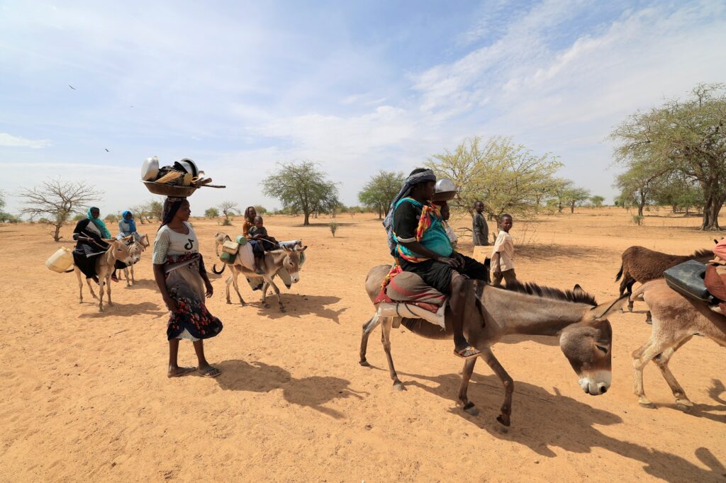 Súdánské rodiny prchající před konfliktem v súdánském regionu Dárfúr