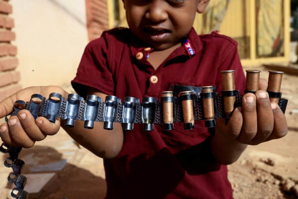 Chlapec s náboji uprostřed střetů mezi súdánskou armádou a RSF