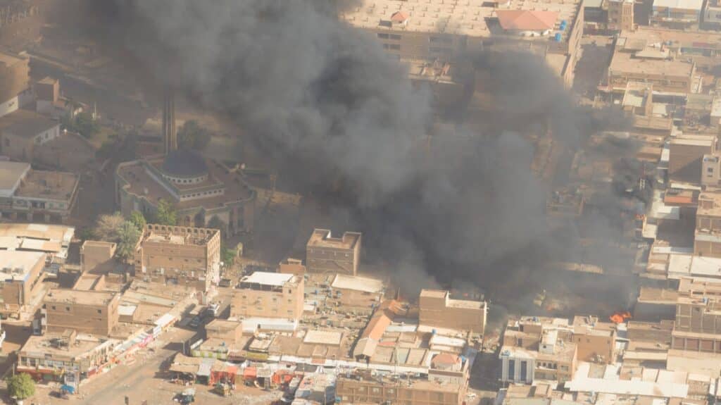 Kouř a požár na trhu v Omdurmánu