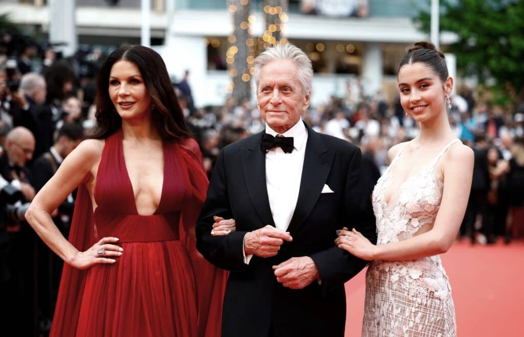 Michael Douglas, manželka Catherine Zeta-Jones a jejich dcera na festivalu v Cannes