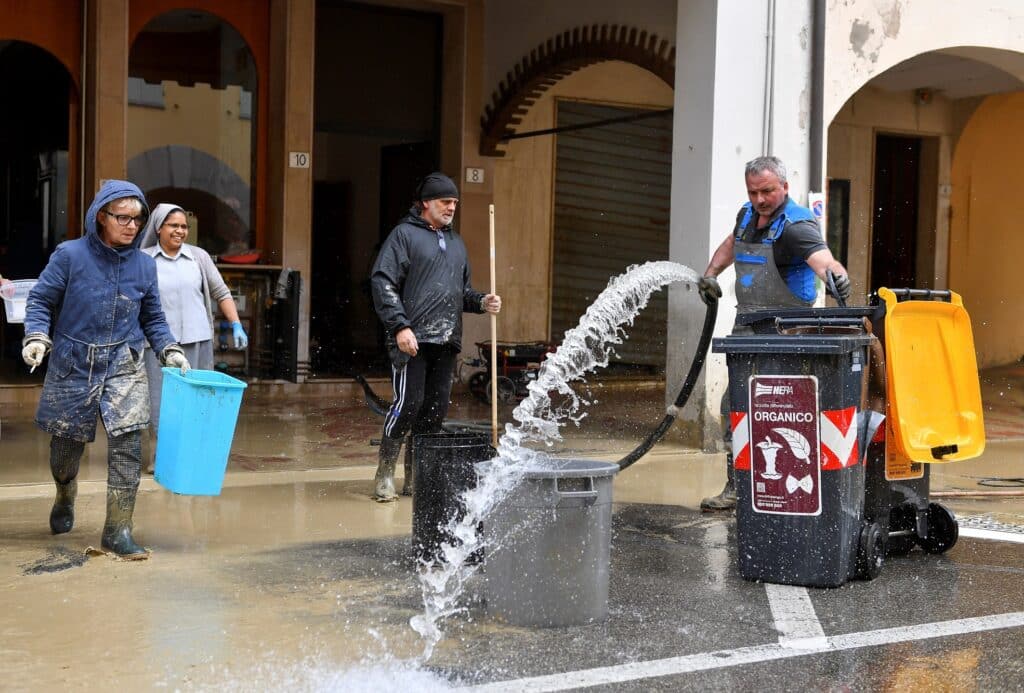 I ragazzi iniziano a pulire