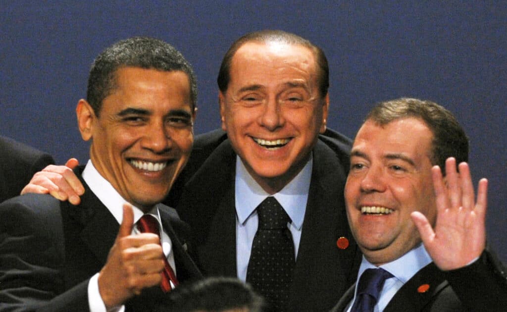Berlusconi s bývalým americkým prezidentem Barackem Obamou a bývalým ruským prezidentem Dmitrijem Medveděvem na summitu G20, 2009