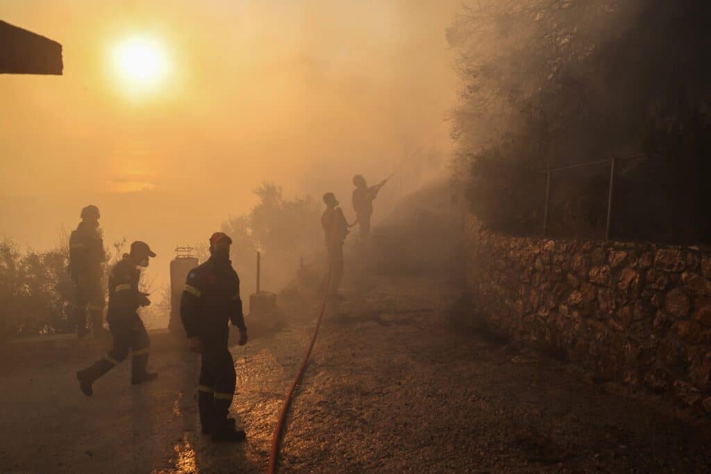 V Řecku zasahují stovky hasičů