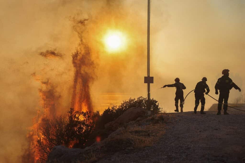 Hasiči bojují s požárem požár v Saronidě poblíž Athén