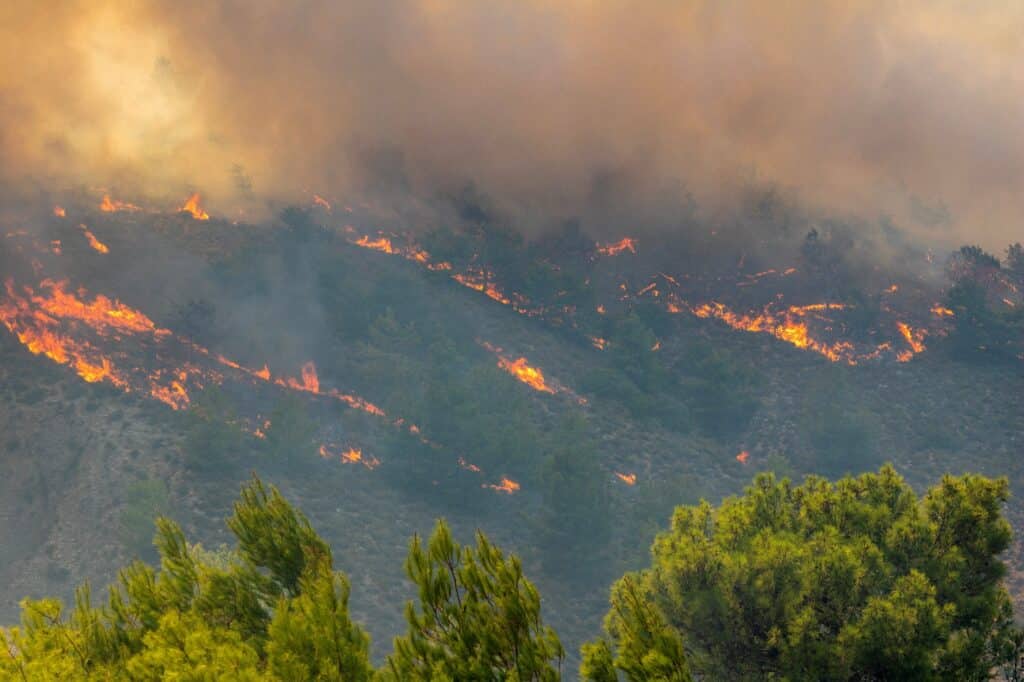 Požár u vesnice Malona na řeckém ostrově Rhodos