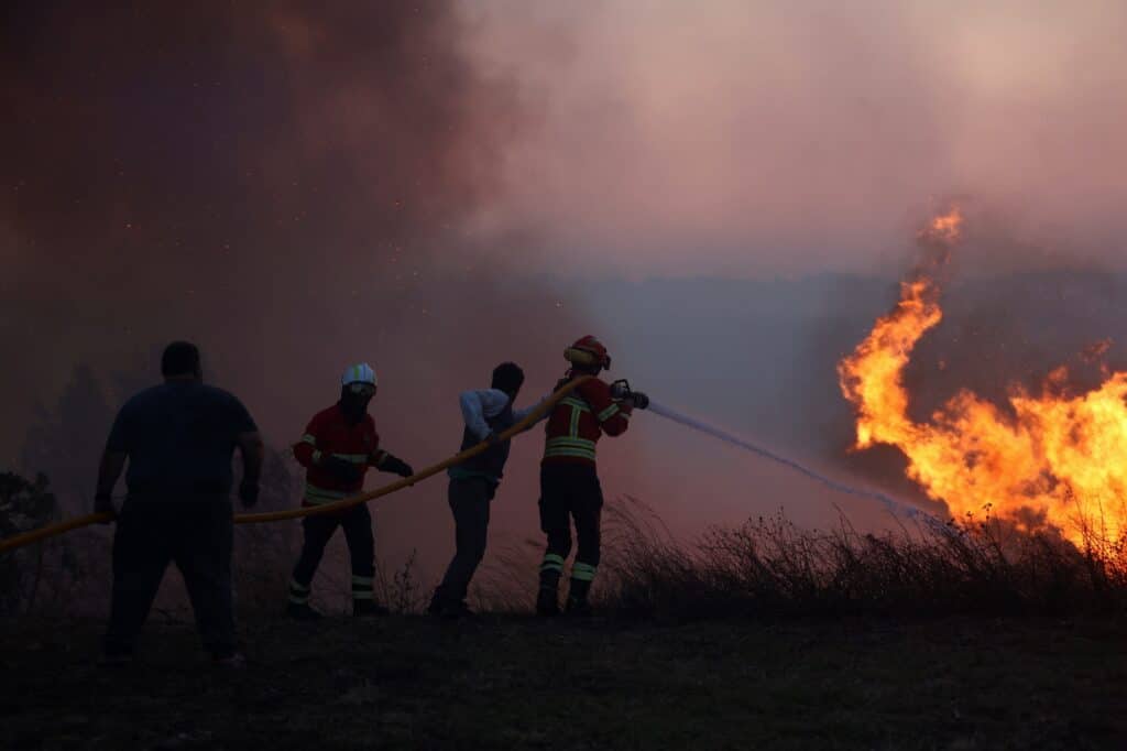 S požárem v Portugalsku bojují stovky hasičů