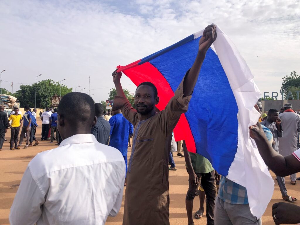 Demonstranti v Nigeru měli i ruské vlajky
