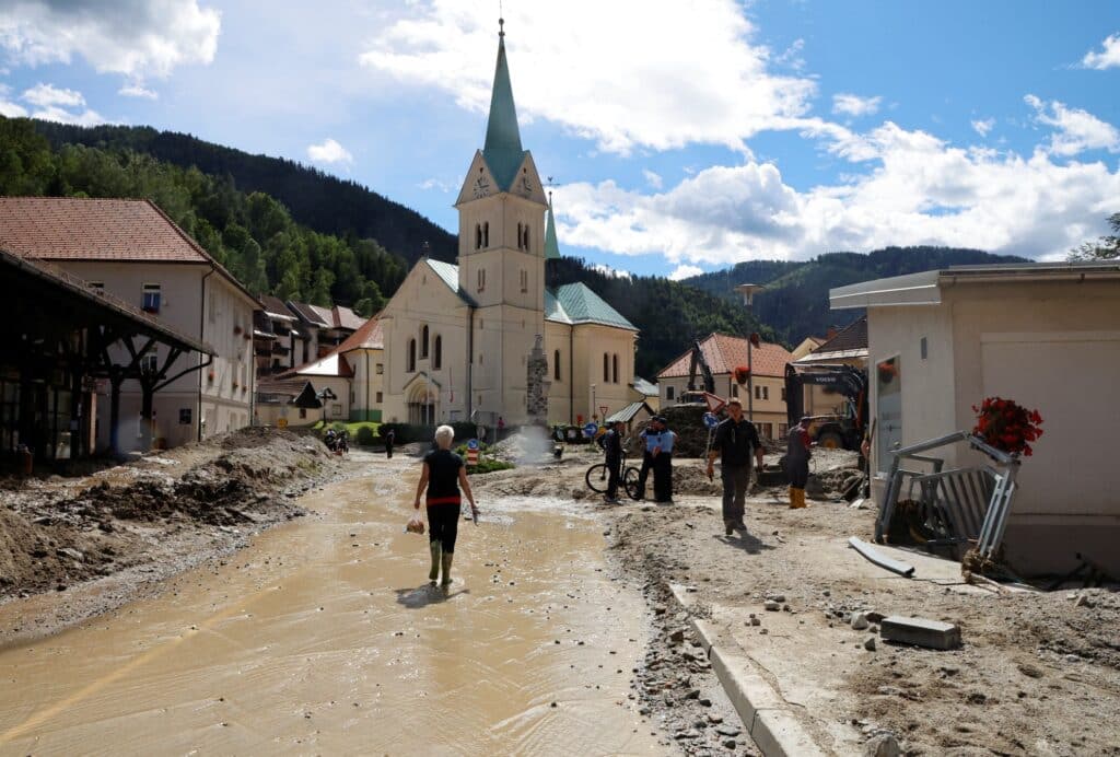 Záplavy zanesly ulice bahnem