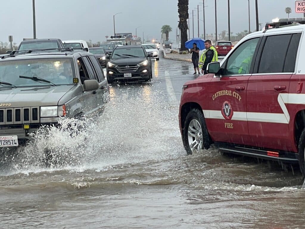 Bouře Hilary v Kalifornii zaplavila silnice