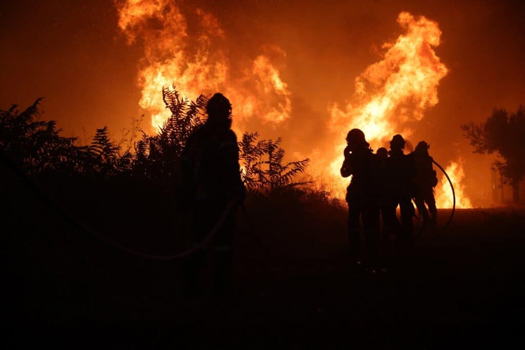 Požáry v Řecku komplikuje sucho i silný vítr