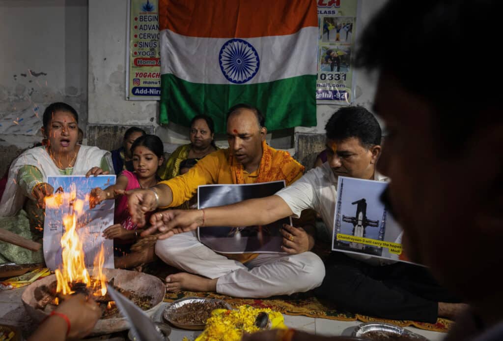 Chandrayaan-3 rover Pragyaan prochází po měsíci