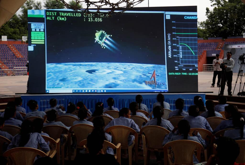 Chandrayaan-3 rover Pragyaan prochází po měsíci