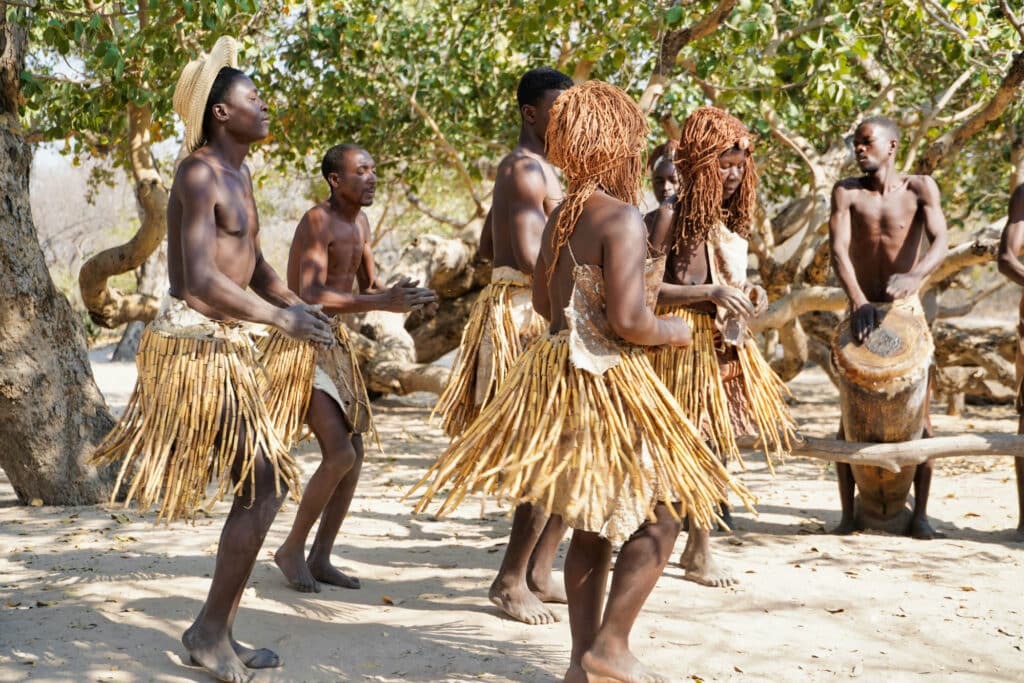 Botswana křováci na koni čtyřkolky