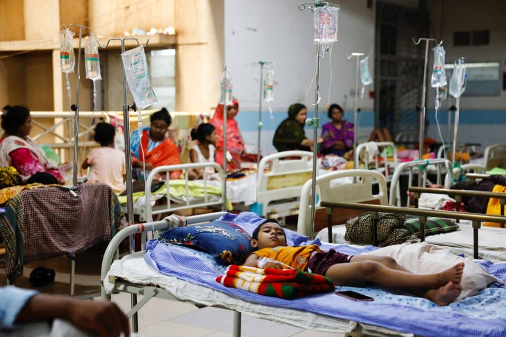 Chlapec s horečkou dengue, Bangladéš