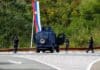 Při útoku v Kosovu zahynul kosovský policista, ozbrojenci jsou obklíčeni