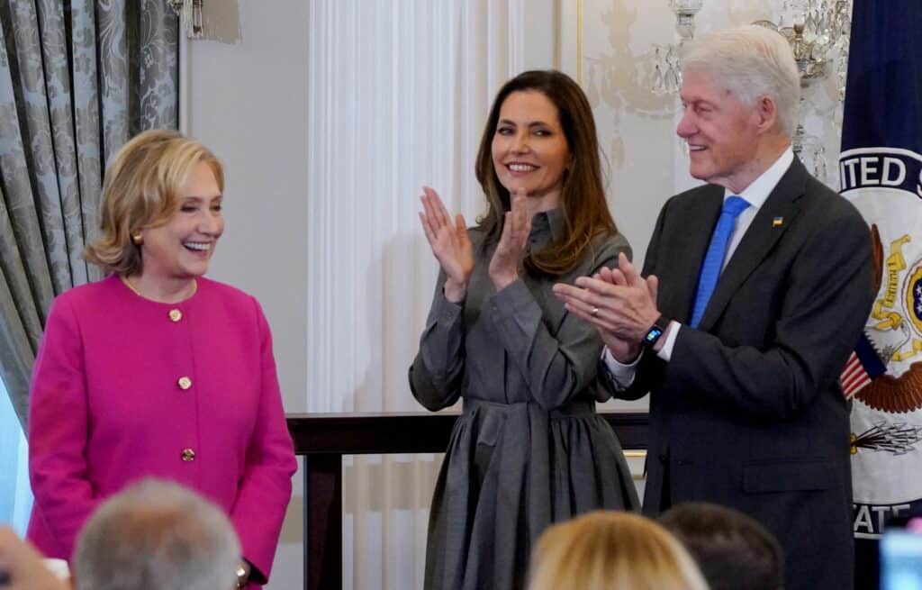 Hillary Clinton, Blinkenova manželka Evan Ryan a bývalý americký prezident Bill Clinton
