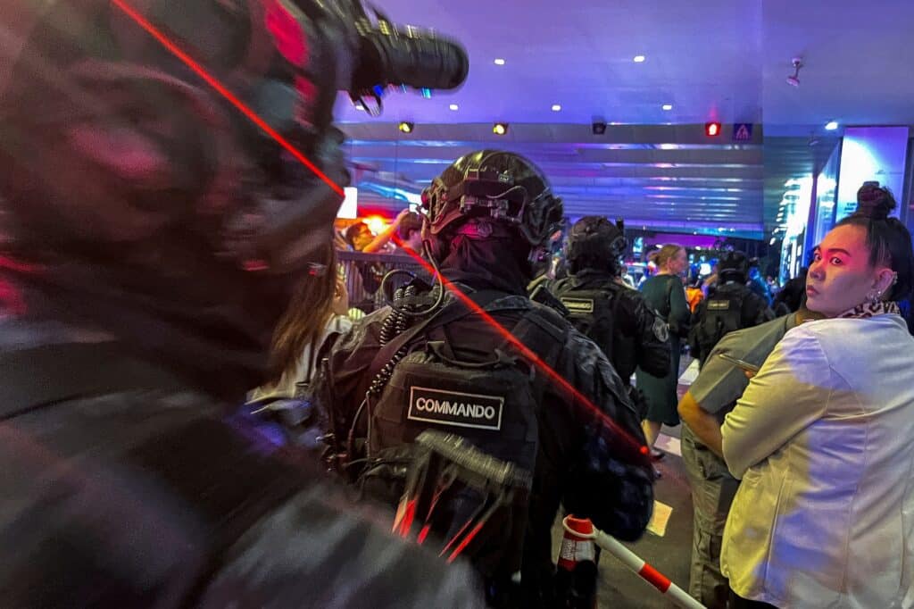 Thajská policie v nákupním centru Siam Paragon v Bangkoku