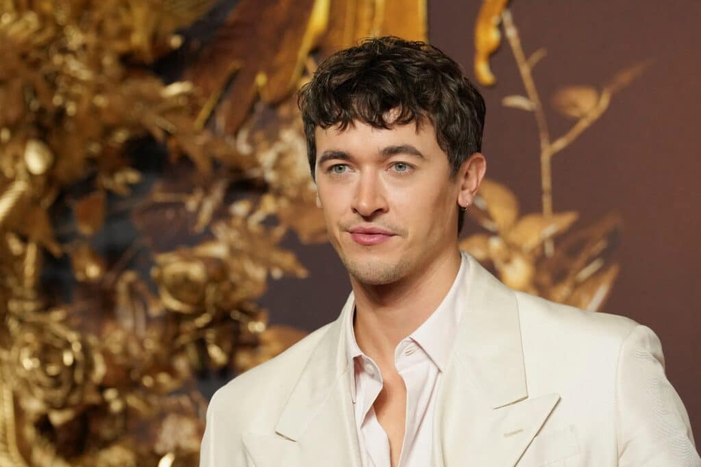 Tom Blyth na premiéře snímku Hunger Games: Balada o ptácích a hadech