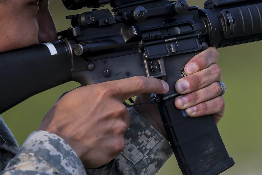 Zbraň střelce z filozofické fakulty AR-10/15