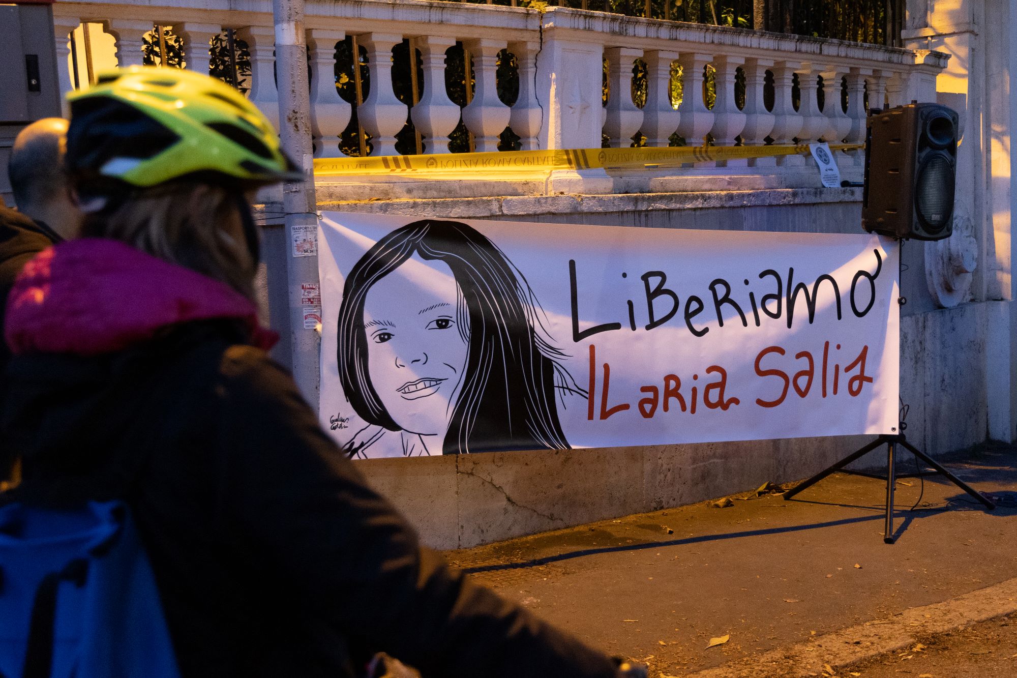 Le foto di una donna italiana ammanettata davanti a un tribunale in Ungheria hanno suscitato uno scandalo diplomatico.  La donna è stata torturata in carcere, sostiene l’Italia