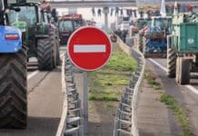 Francouzští zemědělci blokují silnice v okolí Paříže kvůli nízkým cenám potravin