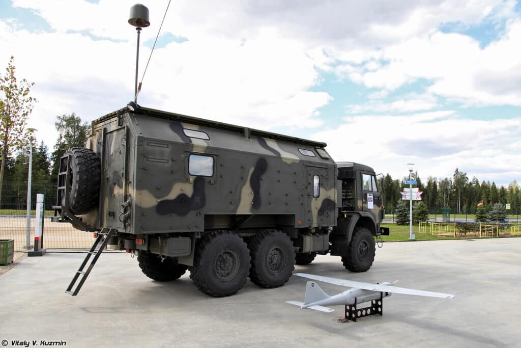 Ruský systém Leer-3 funguje jako rušič mobilního signálu a zároveň falešná základnová stanice, která může např. rozesílat falešné zprávy