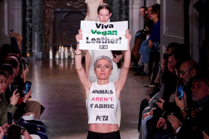 Přehlídka Victorie Beckham na Pařížském týdnu módy byla narušena aktivisty PETA