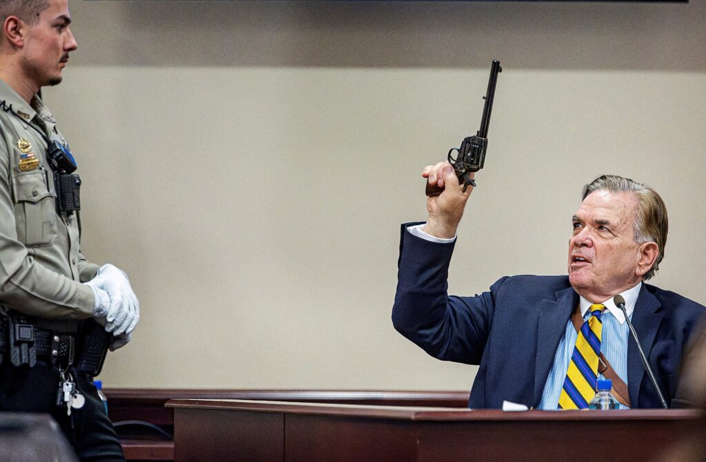 Ukázka manipulace se zbraní během soudního procesu