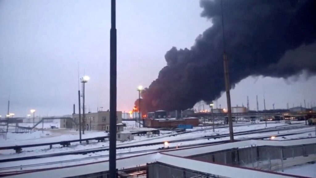 Ukrajina útočí drony na ruské ropné rafinerie, aby oslabila jeho trh s ropou 
