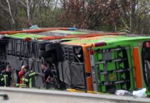 V Německu při dálniční nehodě dálkového autobusu zahynulo pět lidí Zdroj: Reuters