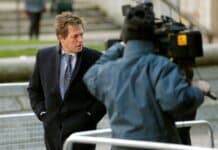 Hugh Grant urovnává žalobu proti vydavateli The Sun kvůli údajnému nezákonnému shromažďování informací