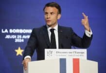 Evropa je smrtelná, musí posílit obranu i vlastní zbrojní produkci, řekl Macron