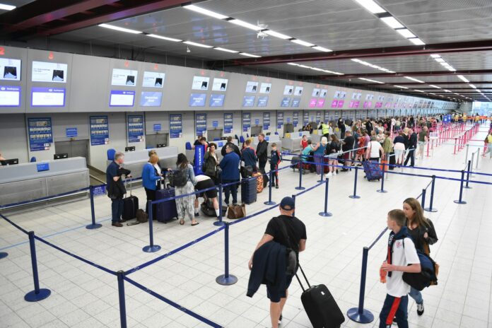 Výpadek proudu na letišti Stansted způsobil chaos, cestující zmeškali lety