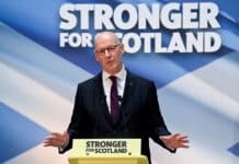 Skotský parlament dle očekávání zvolil premiérem Swinneyho, zbývá souhlas krále