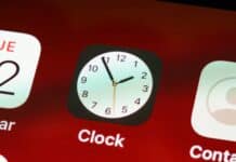 Apple čelí kritice kvůli selhání budíků na iPhonu, které nezvoní nebo hrají potichu