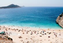 Britští turisté v Turecku vyvolali paniku poté, co rozprášila lidský popel do moře